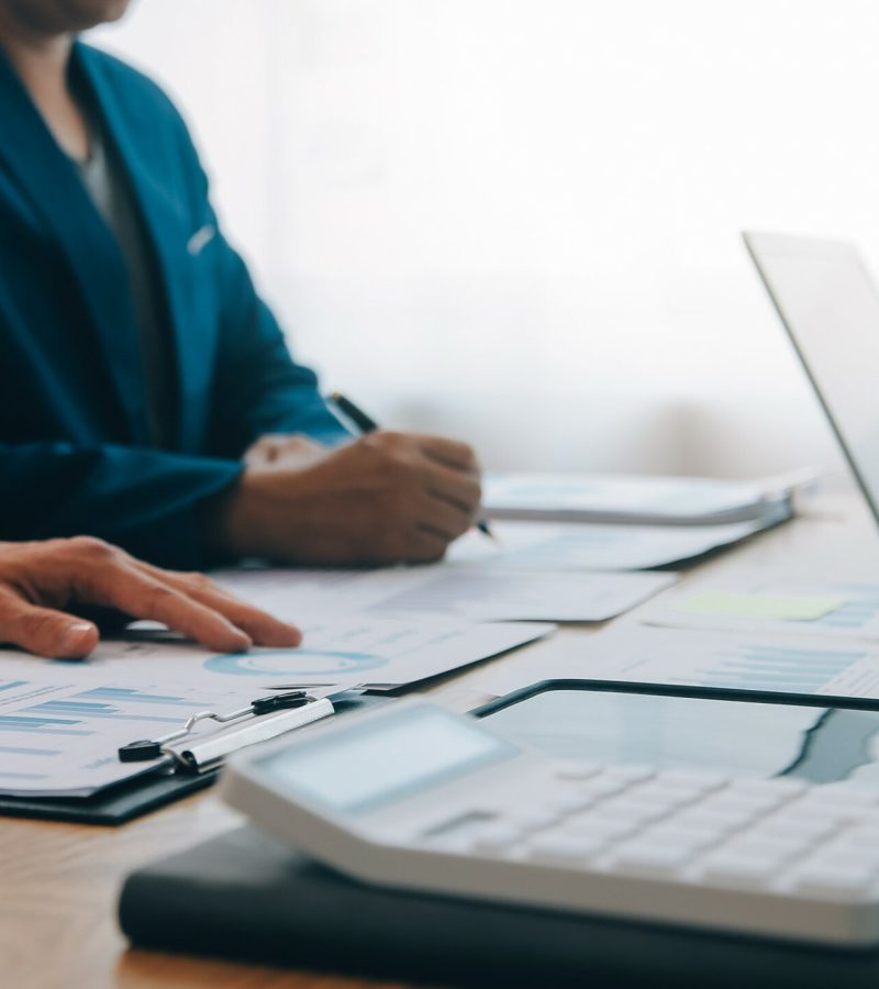 Meeting to present the Finance Executive business team. Discuss meetings to plan work, investment projects, analysis strategies, and discuss financial graphs and company budgets in the office.